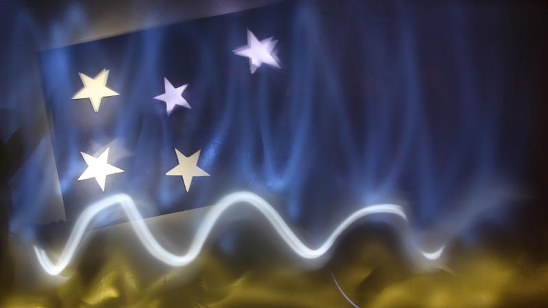 Bandera de Magallanes dibujada con luz