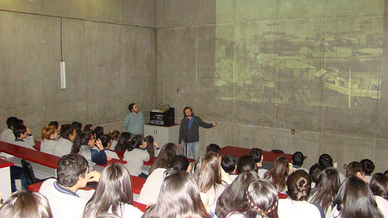 Dusan Martinovic y Tierry Dupradou realizando la charla en colegio María Behety de Menéndez
