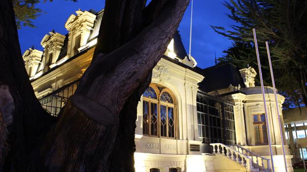 Vista nocturna del Museo Regional de Magallanes