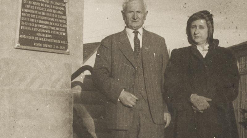 Laura Rodig junto a Esteban Scarpa, fotografía tomada en Magallanes.  Colección Museo Regional de Magallanes.