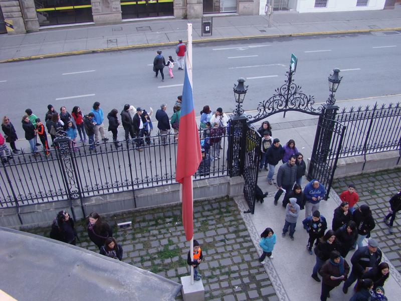 Visitantes haciendo fila para ingresar la Museo