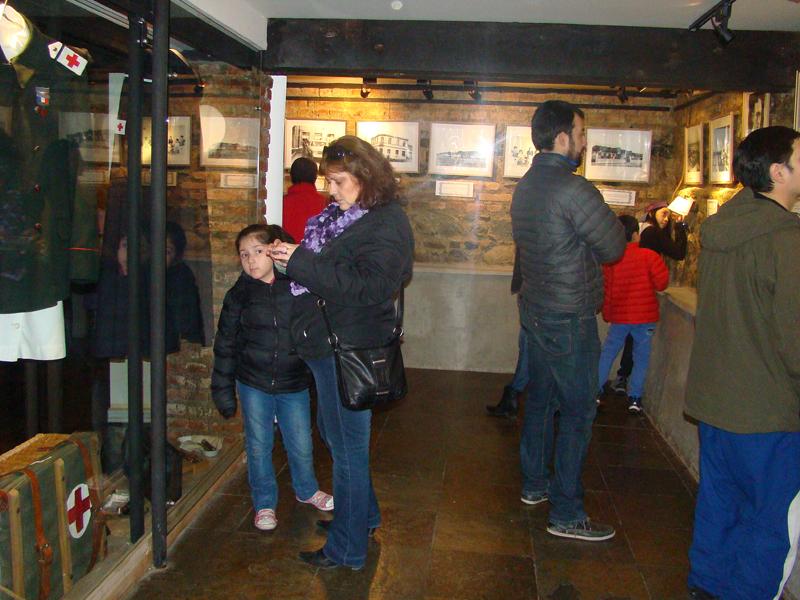 Visitante en el subterráneo del Museo
