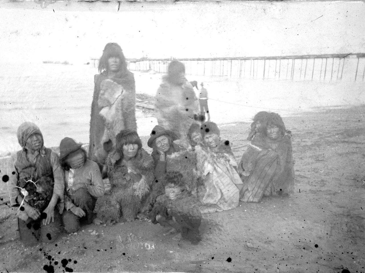 Indígenas en la playa de Punta Arenas